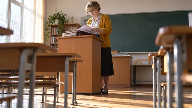 Учительница собирает документы о педагогическом стаже в классе